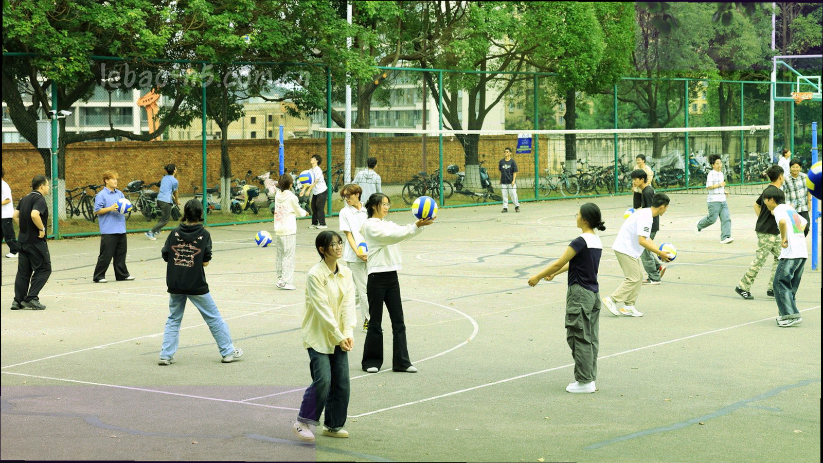 赛场媒体工作区与远处看台灯光交错的斜线画面